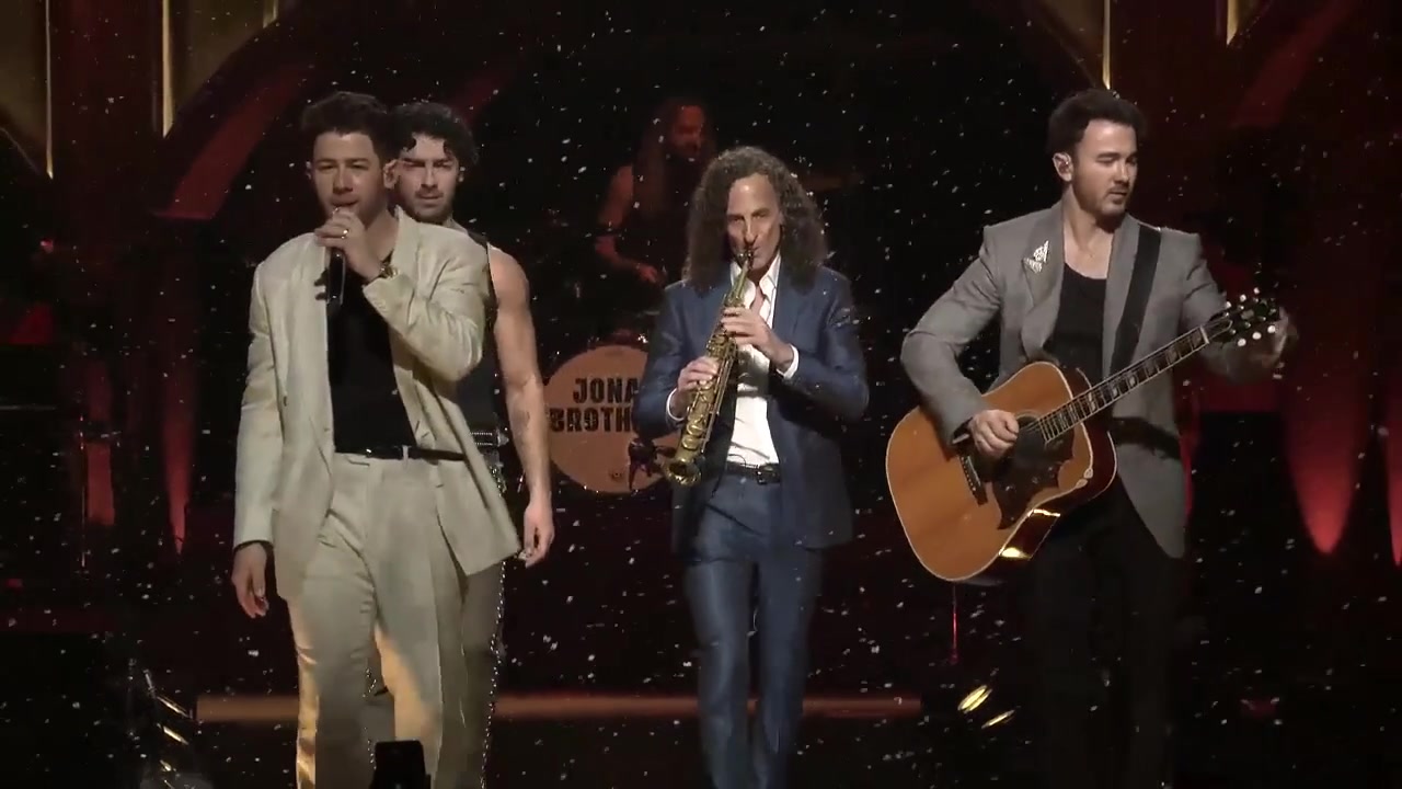 Jonas Brothers & Kenny G — “Coming Home This Christmas”